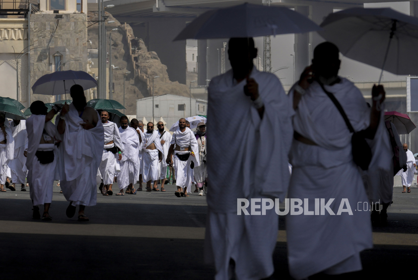 Umat muslim berada di dekat tenda kemah Mina, kota suci Makkah, Arab Saudi, Jumat, 14 Juni 2024. 