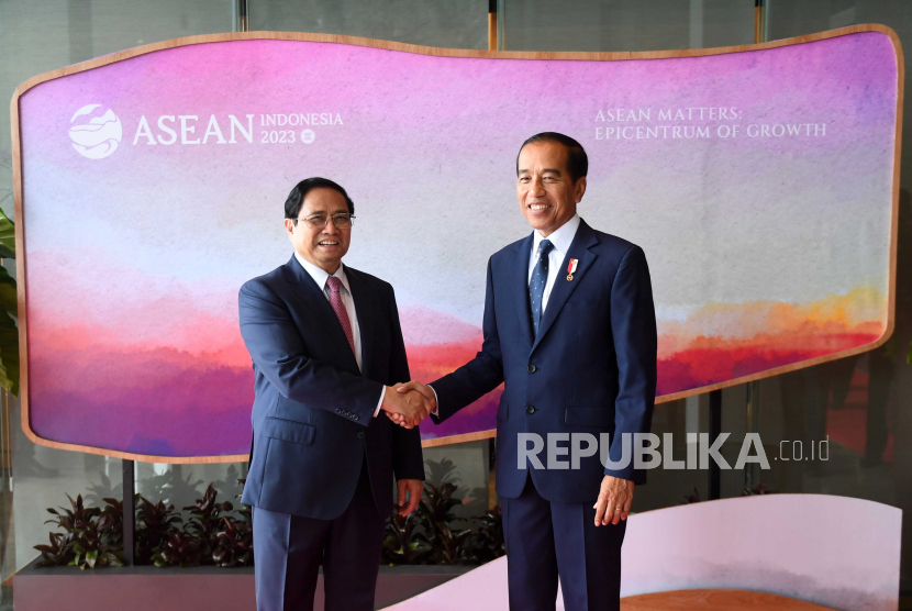  Presiden Joko Widodo (kanan) menyapa Perdana Menteri Vietnam Pham Minh Chinh (kiri) dalam pertemuan bilateral jelang KTT ASEAN ke-42 di Labuan Bajo, Nusa Tenggara Timur, Selasa (9/5/2023).