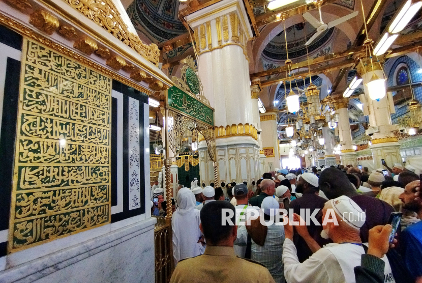 Umat muslim mengantre untuk berziarah ke makam Nabi Muhammad SAW dan dua sahabatnya Abu Bakar dan Umar bin Khattab di Masjid Nabawi, Madinah, Arab Saudi, Kamis (4/5/2023).