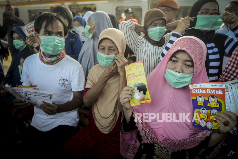 Sejumlah penumpang memakai masker saat sosialisasi antisipasi virus Corona di Stasiun Depok, Depok, Jawa Barat, Jumat (6/3). PT Rajawali Nusantara Indonesia (Persero) atau RNI akan melakukan produksi satu juta masker dalam waktu dekat.
