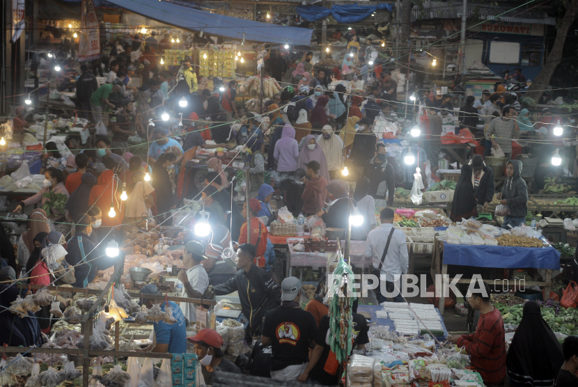 Sejumlah warga memadati Pasar Cibinong di Kabupaten Bogor, Jawa Barat, Ahad (4/7/2021). Pasar Tradisional Cibinong  tetap ramai dan padat meskipun telah diterapkan Pemberlakuan Pembatasan Kegiatan Masyarakat (PPKM) Darurat yang pengunjungnya dibatasi maksimal 50 persen. 