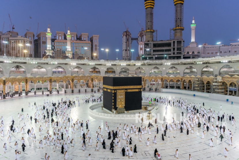 Umat Muslim yang melakukan sholat jarak sosial di Masjidil Haram untuk pertama kalinya dalam beberapa bulan sejak pembatasan penyakit coronavirus (COVID-19) diberlakukan, setelah diizinkan oleh otoritas Saudi, di kota suci Mekkah, Arab Saudi 18 Oktober 2020 