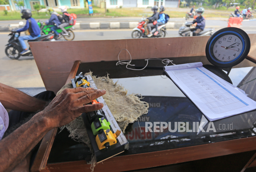 Petugas menghitung kendaraan yang melintas di Posko Dishub Kabupaten Indramayu di Lohbener, Indramayu, Jawa Barat, Jumat (29/4/2022). Kemendagri membentuk tim posko terpadu untuk memantau kondisi libur lebaran.