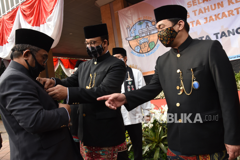 Gubernur DKI Jakarta Anies Baswedan (tengah) dan Wakil Gubernur Ahmad Riza Patria (kanan)