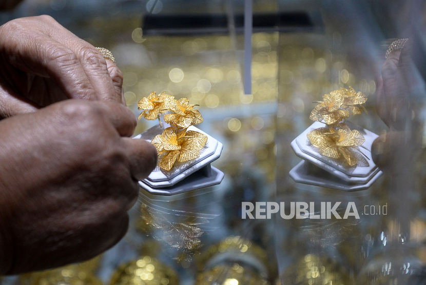 Harga emas berjangka naik untuk hari kedua berturut-turut pada akhir perdagangan Rabu (9/9), karena dolar AS melemah. 