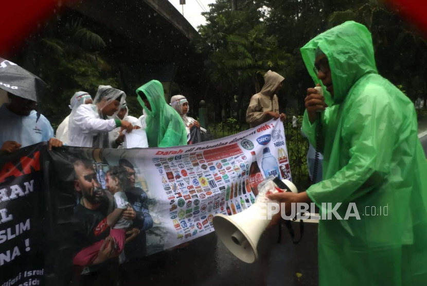 Ratusan massa ikut aksi solidaritas Palestina untuk ikut memboikot produk pro-Israel di depan Kedubes AS, Jakarta Pusat.