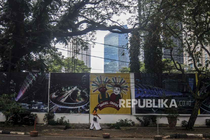 Warga melintas di trotoar di Jalan Senopati, Kecamatan Kebayoran Baru, Jakarta Selatan, Ahad (28/2). Pemprov DKI berencana merevitalisasi trotoar di kawasan Jaksel sepanjang 4,3 km.