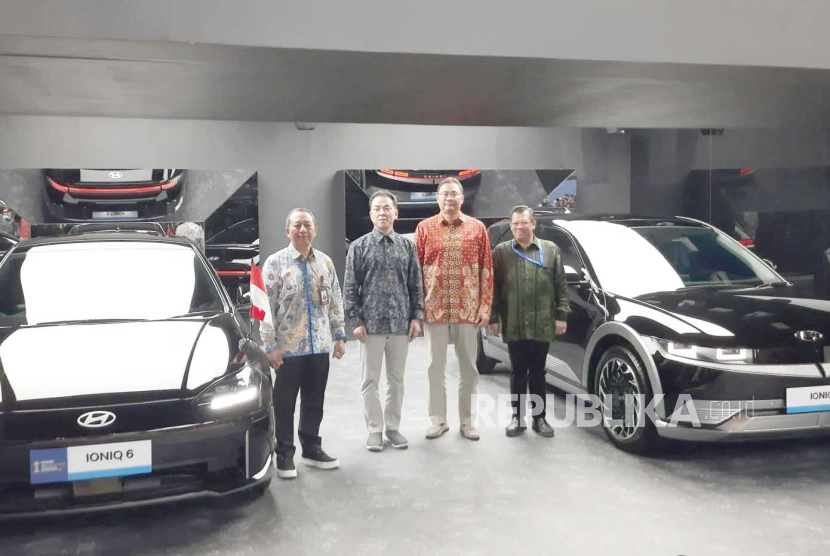 Hyundai serahkan IONIQ 5 dan IONIQ 6 sebagai mobil resmi untuk ASEAN Summit ke 43 dab Archipelagic and Island States Summit 2023. 
