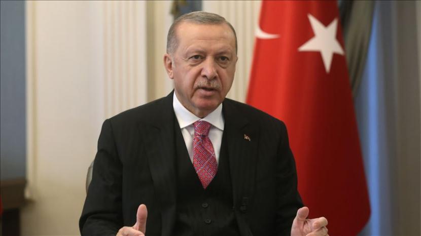 Presiden Turki Recep Tayyip Erdogan pada Kamis menyumbangkan 250 ribu lira Turki atau 37 ribu dolar AS, untuk pembangunan rumah bagi para pengungsi di Idlib, Suriah.