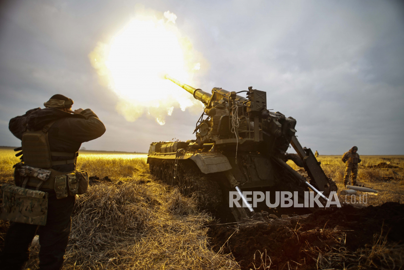  Sebuah kendaraan artileri self-propelled menembak di dekat Bakhmut, wilayah Donetsk, Ukraina, Kamis, 10 November 2022. Pejabat Ukraina mengatakan pasukan Rusia menembaki seluruh garis depan wilayah Donetsk di Ukraina timur.