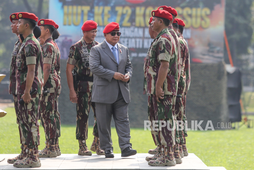 Menteri Pertahanan sekaligus Presiden terpilih Prabowo Subianto (tengah) menghadiri peringatan HUT ke-72 Kopassus di Mako Kopassus, Cijantung, Jakarta Timur, Selasa (30/4/2024). 