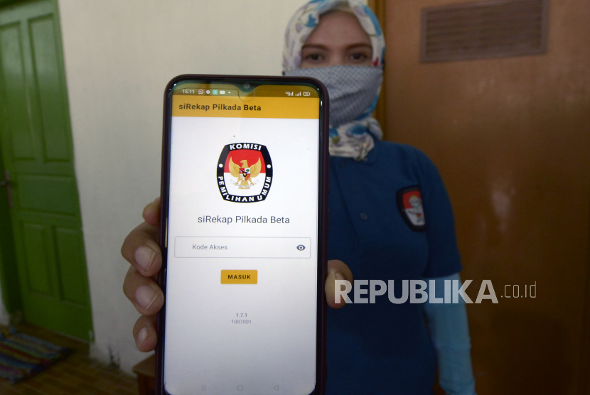 Petugas menunjukkan program Sistem Informasi Rekapitulasi (SIREKAP) yang akan digunakan dalam rekapitulasi hasil perolehan suara Pilkada 2020 di Bandar Lampung, Lampung, Rabu (22/11/2020). Simulasi tersebut merupakan bagian dari bimbingan teknis (bimtek) yang mempraktekkan cara penggunaan SIREKAP yang digunakan pada rekapitulasi hasil perolehan suara Pilkada serentak 2020. 