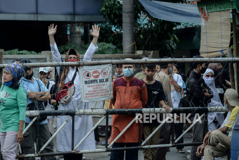 Massa aksi  unjuk rasa 1812 Front Pembela Islam (FPI) saat berusaha dibubarkan aparat kepolisian di kawasan Kebon Jahe, Jakarta Pusat, Jumat (18/12). Polisi memukul mundur massa yang menolak dibubarkan guna menghindari kerumunan. Sebanyak 5.000 personel gabungan dari unsur TNI-Polri dan Pemprov DKI Jakarta disiapkan untuk mengawal dan mengamankan unjuk rasa 1812 di kawasan Istana Negara. Republika/Thoudy Badai
