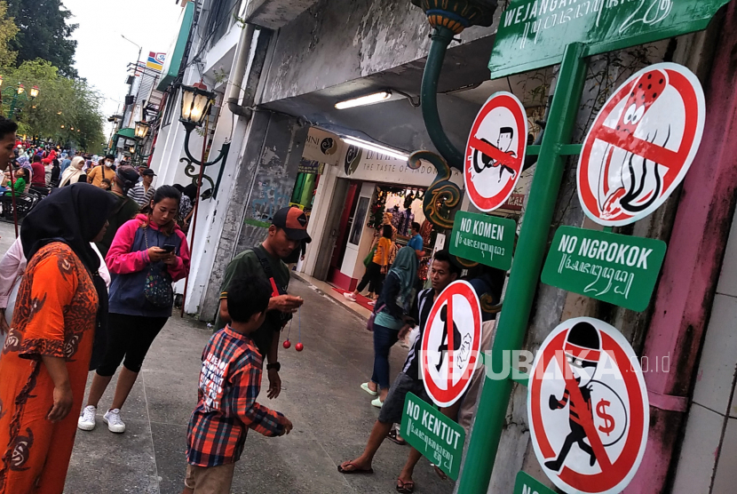 Wisatawan memadati kawasan wisata Malioboro saat libur Natal di Yogyakarta, Ahad (26/12/2022). Polisi memasang rambu larangan parkir mencegah wisatawan parkir sembarangan di Jogja.