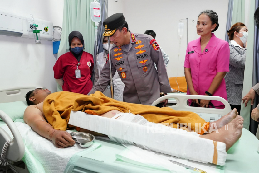 Kapolri Jenderal Listyo Sigit Prabowo menjenguk Kapolda Jambi Irjen Rusdi Hartono dan rombongan helikopter yang mengalami pendaratan darurat di Bukit Tamiai, Kerinci di RS Bhayangkara Jambi, Selasa (21/2/2023).