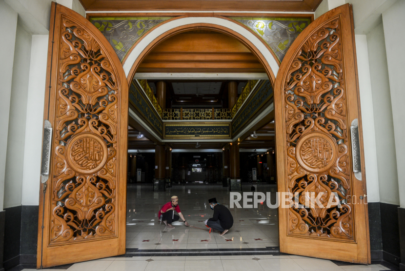 MUI Jateng Beri Kelonggaran Ibadah di Masjid buat Zona Hijau. Foto ilustrasi: Sejumlah pengurus masjid memasangkan tanda silang untuk membatasi shaf jamaah di Masjid Agung Al-Barkah, Kota Bekasi, Jawa Barat, Kamis (28/5). Pemerintah Kota Bekasi mulai membuka Masjid untuk kegiatan Shalat Jumat di wilayah zona hijau COVID-19 dengan tetap menerapkan protokol kesehatan