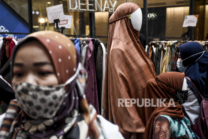 Pengunjung memilih ragam jenis busana muslim pada gelaran Indonesia Hijab Fest 2020 di Trans Studio Mall, Jalan Gatot Subroto, Kota Bandung, Ahad (8/11). Kinerja perbankan syariah utamanya didorong oleh pemulihan ekonomi, tren gaya hidup halal, serta kebijakan pemerintah yang mendukung pengembangan ekonomi syariah