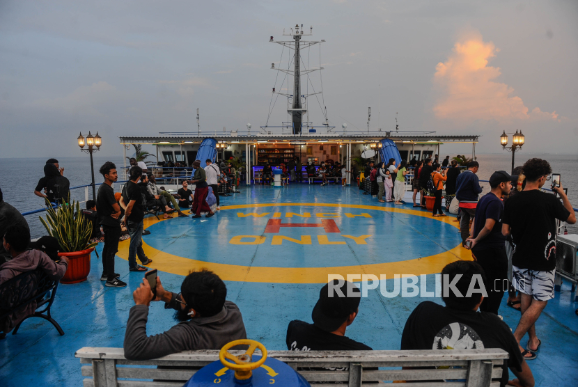 Sejumlah penumpang kapal ferry menikmati pemandangan matahari terbenam di Perairan Selat Sunda, Kamis (28/3/2024). Kementerian Perhubungan (Kemenhub) menyiapkan 66 kapal guna melayani kebutuhan pemudik yang akan menyeberang dari Jawa ke Sumatera melalui tiga pelabuhan, yakni Merak, Ciwandan, dan BBJ Bojonegara. 