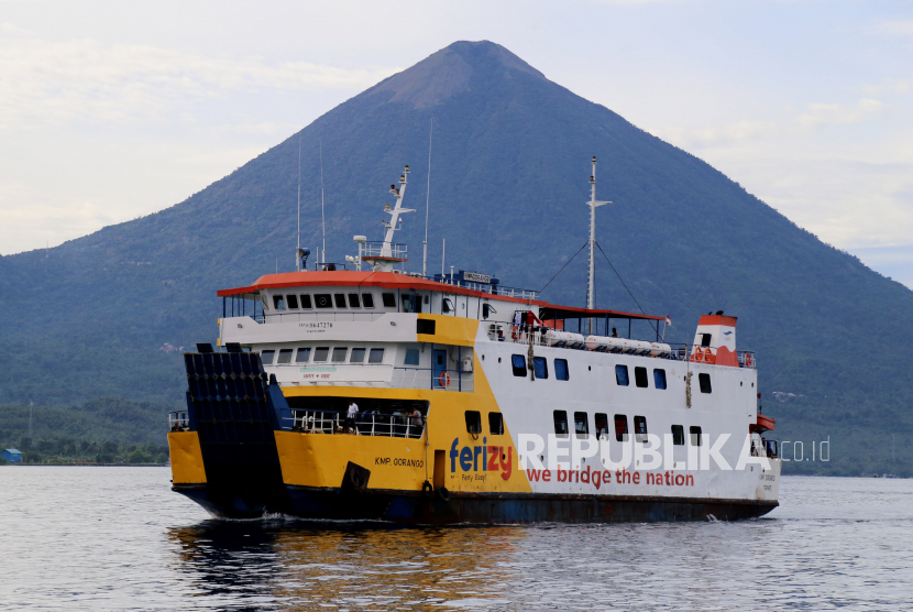 Kapal Ferry Gorango Ternate saat akan berlabuh di Pelabuhan Ferry Bastiong, Kota Ternate, Maluku Utara, Senin (31/10/2022). PT ASDP Indonesia Ferry (Persero) menerapkan tarif baru untuk penyeberangan di sejumlah lintasan di Kalimantan dan Sumatra pada awal tahun ini.