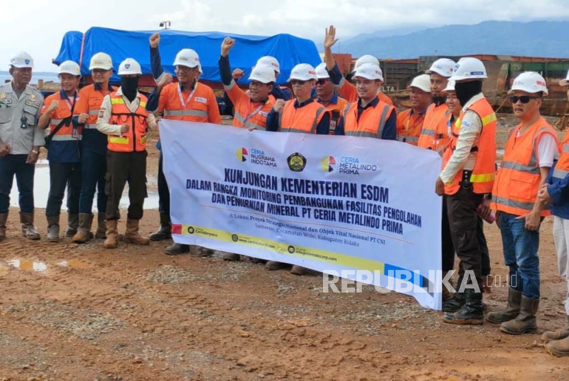 Kementerian ESDM meninjau Proyek strategis nasional (PSN) smelter nikel dengan teknologi RKEF dan HPAL yang digarap PT Ceria Nugraha Indotama di Kecamatan Wolo, Kabupaten Kolaka, Sulawesi Tenggara. 