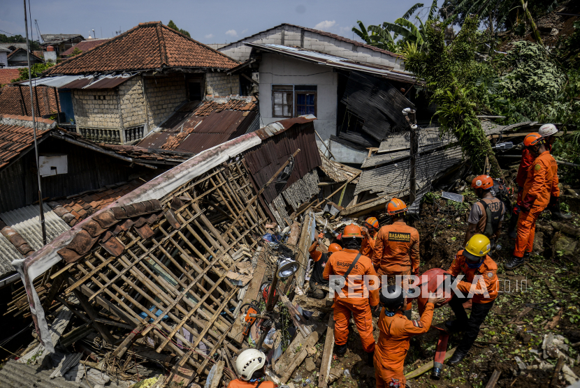 Petugas gabungan melakukan pencarian korban tanah longsor di Kampung Kebon Jahe, Kebon Kelapa, Kota Bogor, Jawa Barat, Kamis (13/10/2022). Bencana tanah longsor yang diakibatkan hujan deras pada Rabu (12/10/2022) sore tersebut mengakibatkan satu orang meninggal dunia dan tiga warga lainnya masih dalam proses pencarian. Republika/Putra M. Akbar