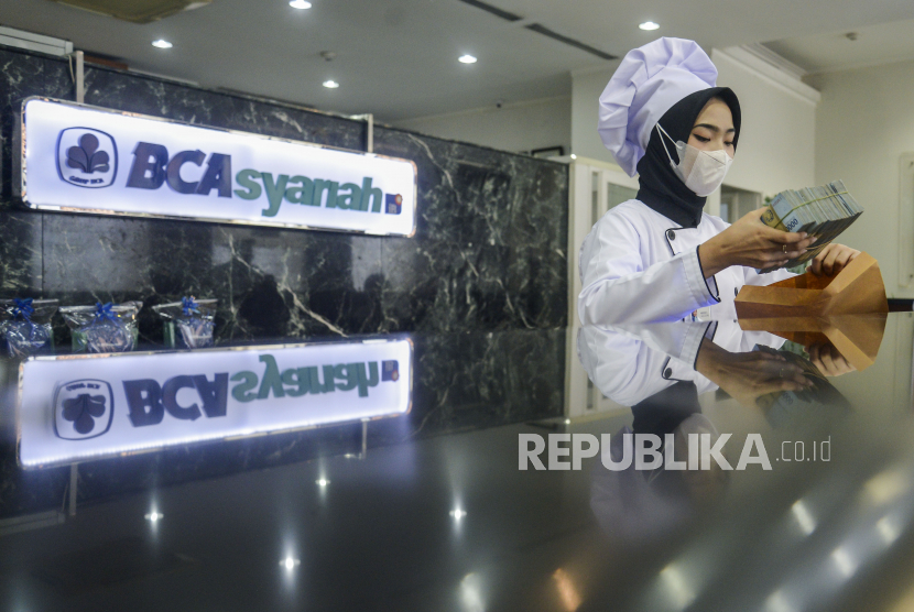 Karyawan melayani nasabah memakai kostum chef saat Hari Pelanggan Nasional di Kantor Cabang BCA Syariah, Jatinegara, Jakarta, Senin (5/9/2022). Kepercayaan nasabah terhadap BCA Syariah dalam pertumbuhan Dana Pihak Ketiga (DPK) yang pada Juni 2022 tercatat sebesar Rp 7,90 triliun atau meningkat 16,33 persen YoY. Pertumbuhan DPT ditopang oleh perolehan dana pada produk tabungan yang tumbuh 32,6 persen dibandingkan tahun sebelumnya, sementara giro tumbuh 16 persen YoY. Pertumbuhan tabungan mendorong meningkatnya perolehan CASA  mencapai 38,4 persen dari total DPK. Republika/Putra M. Akbar
