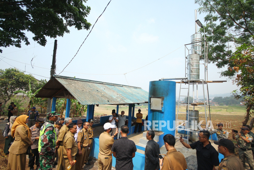 Sekretaris Daerah (Sekda) Kota Bandung Ema Sumarna meninjau mesin insinerator sampah di Kompleks Puskopad, Kelurahan Cisurupan, Kecamatan Cibiru, Kota Bandung, Selasa (24/10/2023). 
