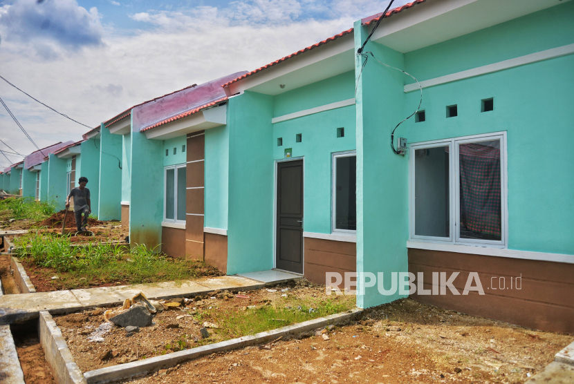 Pekerja melakukan perbaikan halaman salah satu rumah bersubsidi di Ciseeng, Bogor, Jawa Barat, Senin (19/2/2024). 
