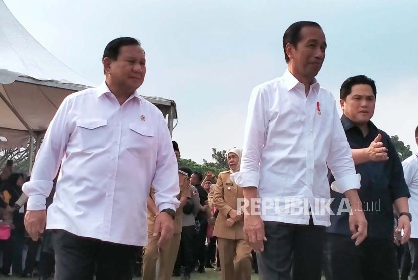 Presiden RI Joko Widodo bersama Menteri BUMN, Erick Thohir dan Menteri Pertahanan (Menhan) RI, Prabowo Subianto melakukan kunjungan ke Pasar UMKM, Lapangan Rampal, Kota Malang, Senin (24/7/2023). 