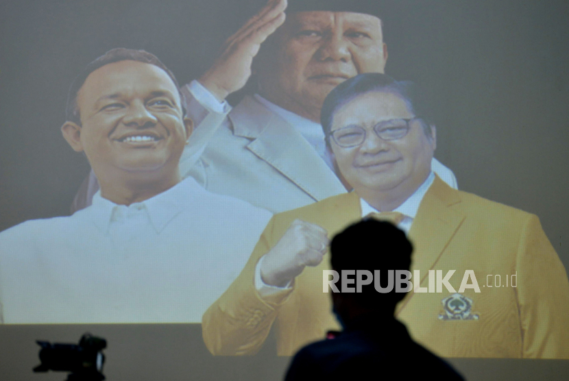 Survei sebut belum jelasnya pengusung Anies dan Ganjar menyebabkan elektabilitas Prabowo masih tinggi.