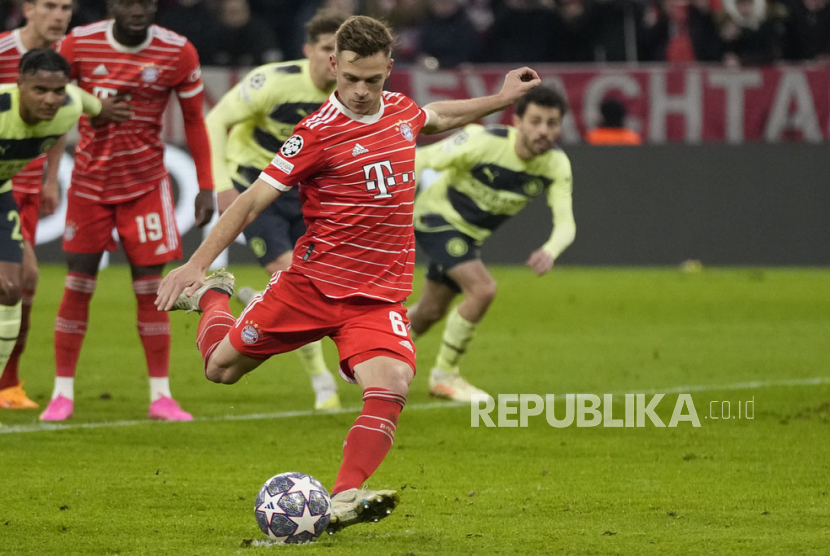 Pemain Bayern Joshua Kimmich mencetak gol pembuka timnya dari tendangan penalti pada pertandingan sepak bola leg kedua perempat final Liga Champions antara Bayern Munchen dan Manchester City, di stadion Allianz Arena di Munchen, Jerman,Kamis (20/4/2023) dini hari WIB.  