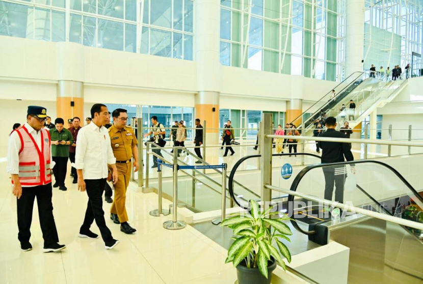 Presiden Jokowi saat meninjau kegiatan dan fasilitas di Bandara Internasional Kertajati di Jawa Barat, Selasa (11/7/2023).