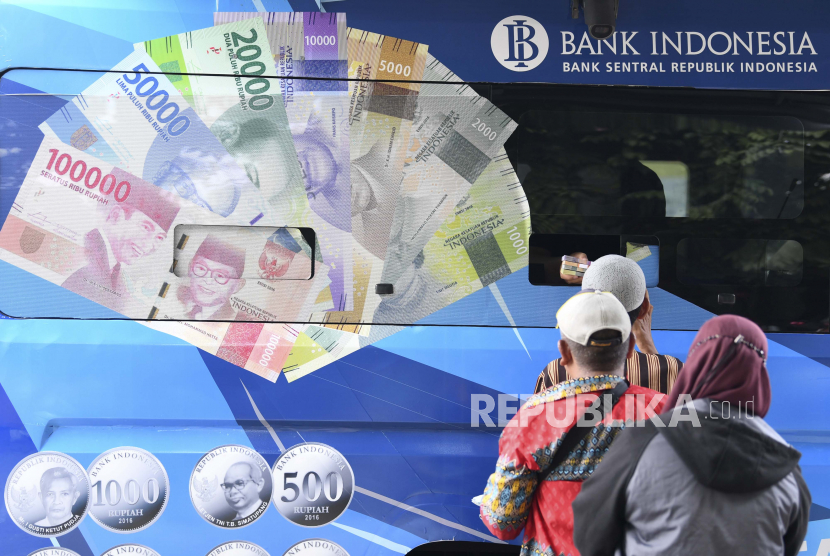 Warga antre menukarkan uang baru pada mobil kas keliling Bank Indonesia (BI) (ilustrasi). Bank Indonesia perwakilan Sumatera Barat menyiapkan uang tunai sebanyak Rp 3,9 triliun untuk memenuhi kebutuhan masyarakat selama Ramadhan dan Lebaran 1443 Hijriah.