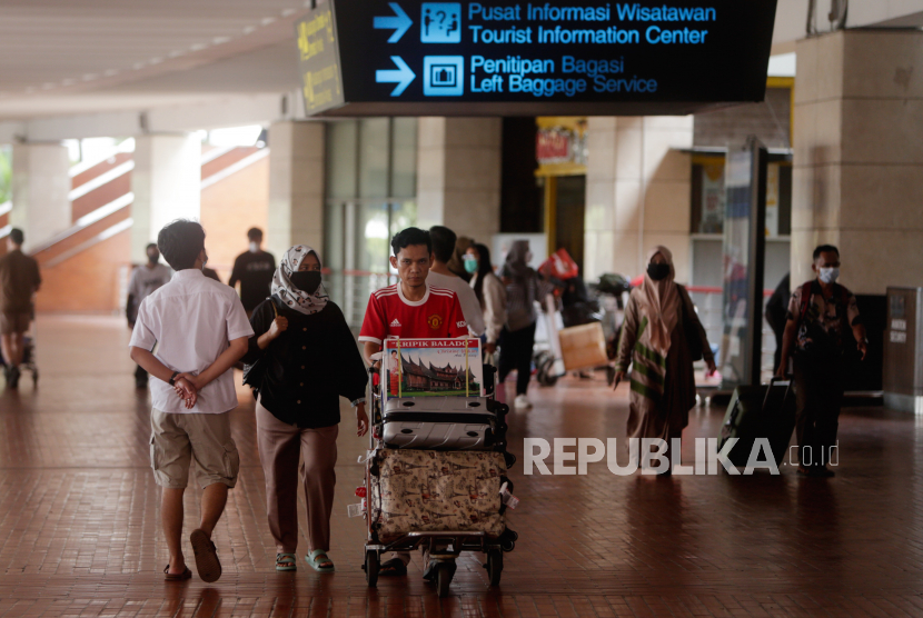Penumpang pesawat memeriksa barang bawaannya setibanya di Bandara Internasional Soekarno-Hatta di Tangerang, Indonesia, 07 Desember 2021. Pemerintah mengkonfirmasi masuknya varian baru Covid-19 yakni omicron di Indonesia. 
