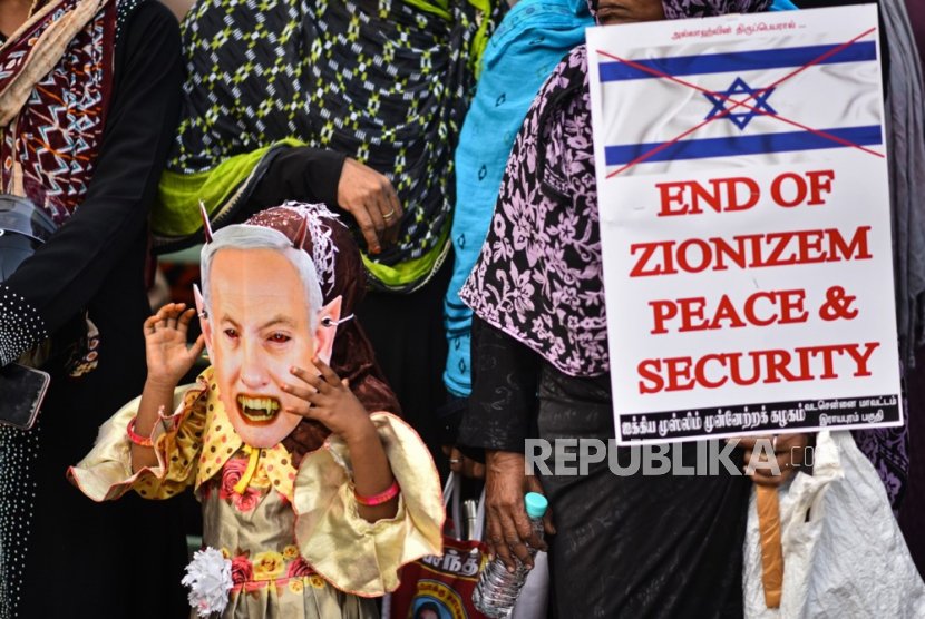 Seorang Muslim mengenakan masker yang menggambarkan Perdana Menteri Israel Benjamin Netanyahu sebagai vampir. 