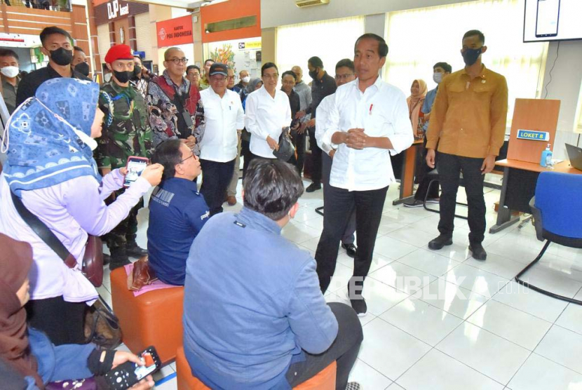 Presiden Joko Widodo (Jokowi) melakukan inspeksi mendadak (sidak) ke Kantor Pelayanan Pajak (KPP) Pratama Kota Solo, Jawa Tengah, Kamis (9/3). Presiden Jokowi ditemani Menkeu Sri Mulyani melakukan sidak di Kantor Pajak Surakarta.