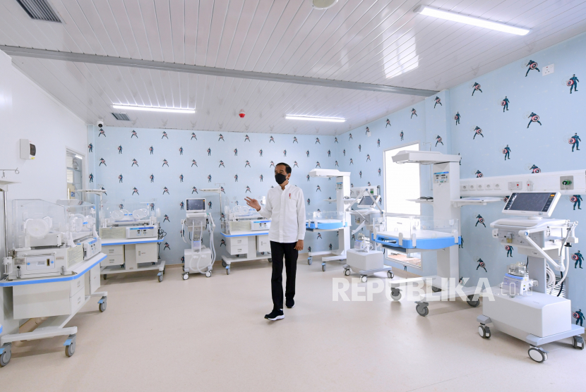 Presiden Joko Widodo meninjau sejumlah fasilitas usai meresmikan Rumah Sakit Modular Pertamina di Jakarta, Jumat (6/8/2021). Rumah Sakit khusus pasien COVID-19 yang berlokasi di kawasan Tanjung Duren tersebut memiliki kapasitas 305 tempat tidur yang terdiri atas tempat tidur isolasi, tempat tidur High Care Unit (HCU) dan Intensive Care Unit (ICU). 
