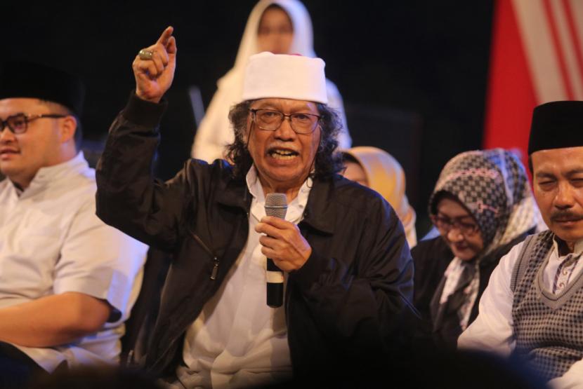 Budayawan Emha Ainun Najib atau biasa dikenal dengan nama Cak Nun (tengah, berpeci putih). Foto pada Agustus 2022.