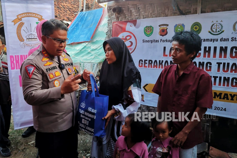 Polres Indramayu menggelar program Gerakan Orang Tua Asuh Anak Stunting, di Desa Sleman, Kecamatan Sliyeg, Kabupaten Indramayu, Kamis (20/6/2024). 