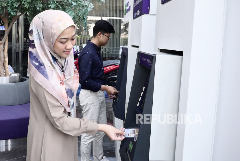 Nasabah saat melakukan transaksi di mesin ATM (ilustrasi).