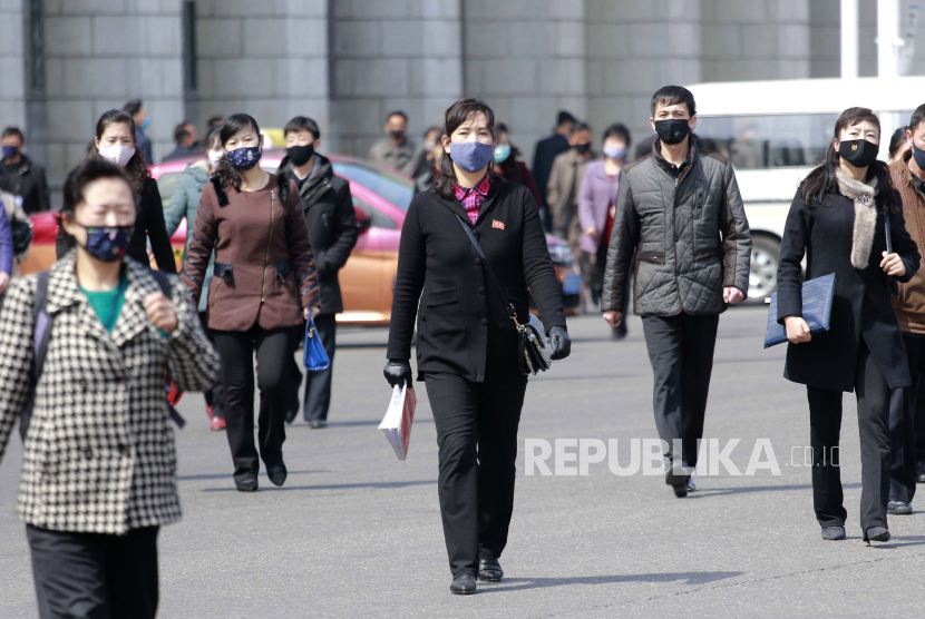 Pejalan kaki memakai masker untuk membantu mencegah penyebaran virus corona baru di Pyongyang, Korea Utara (ilustrasi). Korea Utara (Korut) mencabut mandat wajib masker dan aturan jarak sosial lainnya, menurut media pemerintah dalam laporan Sabtu (13/8/2022).