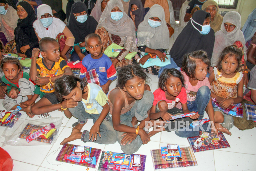 Sejumlah anak-anak etnis Rohingya menanti tes kesehatan di tempat penampungan sementara di bekas kantor Imigrasi Punteuet, Blang Mangat, Lhokseumawe, Aceh, Jumat (26/6).