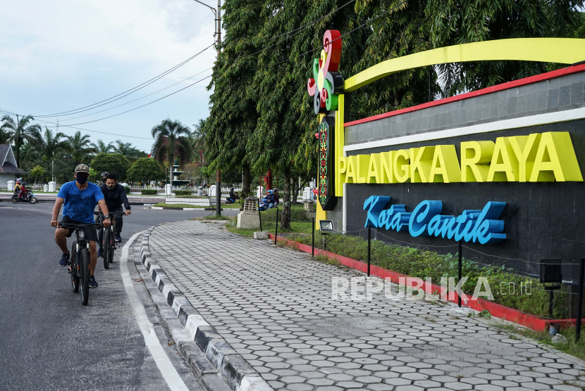 Warga mengayuh sepedanya di kawasan Kota Palangkaraya, Kalimantan Tengah, Sabtu (9/5/2020). Pemerintah Kota Palangkaraya akan menerapkan Pembatasan Sosial Skala Besar (PSBB) mulai hari Senin (11/5/2020) dan akan diberlakukan selama 14 hari usai disetujui Kementerian Kesehatan sebagai upaya percepatan penanganan wabah COVID-19