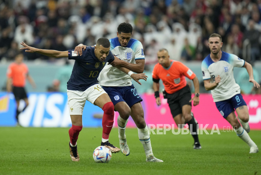 Jude Bellingham dari Inggris mencoba menahan Kylian Mbappe dari Prancis, kiri, selama pertandingan sepak bola perempat final Piala Dunia antara Inggris dan Prancis, di Stadion Al Bayt di Al Khor, Qatar, Sabtu, 10 Desember 2022.