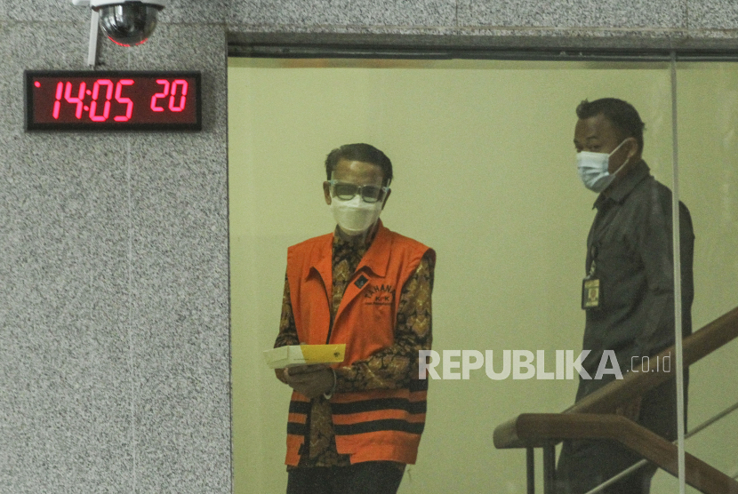 KPK Sita Enam Aset Tanah Milik Nurdin Abdullah. Foto: Tersangka kasus dugaan suap perizinan dan pembangunan insfrastruktur Nurdin Abdullah (kiri) berjalan usai menjalani sidang secara virtual sebagai saksi di Gedung Merah Putih KPK, Jakarta, Senin (14/6/2021). Gubernur Sulawesi Selatan nonaktif tersebut mengikuti persidangan dalam kasus dugaan menerima suap dari tersangka Direktur PT Agung Perdana Bulukumba (APB) Agung Sucipto terkait proyek pembangunan infrastruktur di Sulawesi Selatan tahun anggaran 2020-2021. 