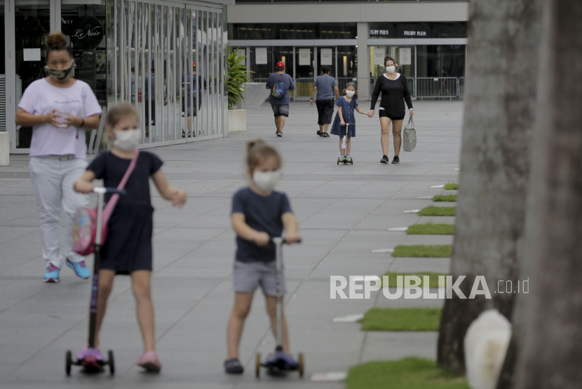  Anak-anak kecil bermain skuter di Singapura, 14 Juli 2020. Gelombang pertama vaksin virus corona tiba di Singapura pada hari Senin (21/12/2020) dalam penerbangan dari Brussel.