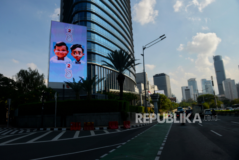 Alat peraga kampanye capres-cawapres nomor urut 2 Prabowo Subianto dan Gibran Rakabuming Raka terpasang di Jalan Sudirman, Jakarta, Rabu (29/11/2023). Usai diresmikannya masa kampanye Pemilu 2024 oleh Komisi Pemilihan Umum (KPU), Sejumlah ruas jalan di Jakarta mulai dipenuhi oleh baliho dan spanduk capres cawapres, partai politik dan calon legislatif. Berdasarkan Peraturan Komisi Pemilihan Umum (PKPU) Masa kampanye tersebut mencakup pertemuan terbatas, pertemuan tatap muka, penyebaran bahan kampanye kepada umum, pemasangan alat peraga kampanye di tempat umum, debat pasangan calon presiden dan wakil presiden, serta kampanye melalui media sosial yang berlangsung dari tanggal 28 November 2023 hingga 10 Februari 2024 mendatang.