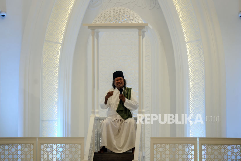 Gus Muwafiq menyampaikan tausiyah pada kegiatan Tabligh Akbar di Masjid At-Thohir, Depok, Jawa Barat, Rabu (27/4/2022). Republika/Putra M. Akbar