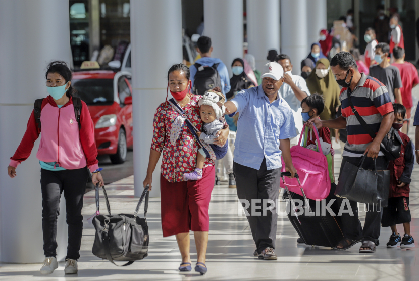 Penumpang kapal asal Dumai tiba di Terminal Domestik Pelabuhan Sekupang, Batam, Kepulauan Riau, Rabu (21/4/2021). Peraturan pemerintah yang melarang mudik dalam upaya pencegahan penyebaran COVID-19 tersebut membuat sebagian warga memilih mudik lebih awal dan  diperkirakan peningkatan pemudik akan terjadi jelang berlakunya pelarangan mudik pada 6 Mei mendatang. ANTARA FOTO/Teguh Prihatna/rwa.