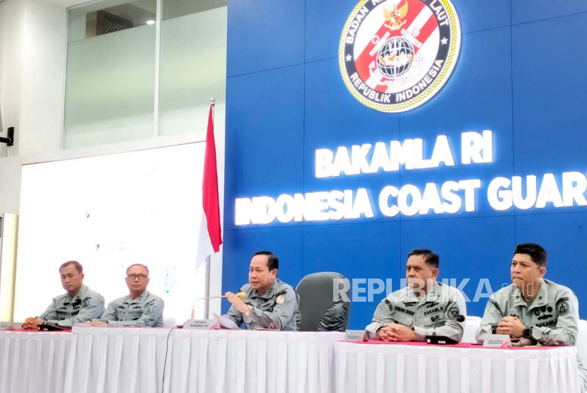 Kepala Bakamla RI, Laksamana Madya TNI Aan Kurnia saat konferensi pers penangkapan kapal super tanker MT Arman 114 berbendera Iran di Markas Besar Bakamla, Jakarta, Selasa (11/7/2023).